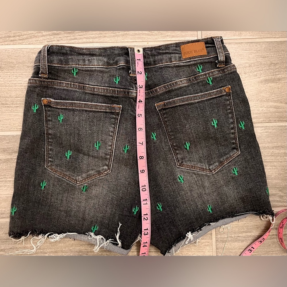 2 PAIRS! BUNDLE! Judy Blue embroidered Shorts Size medium - Picture 6 of 13